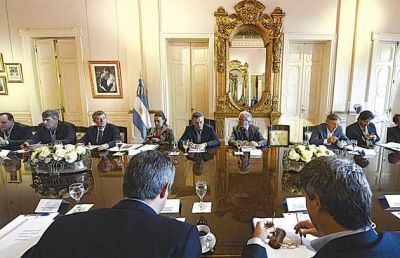 El Gobierno asegura que no limitar� la discusi�n paritaria pero convoca a gremios para moderarlos