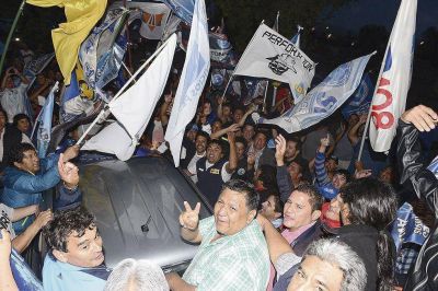 Multitudinario recibimiento a �Loma� �vila tras el acuerdo petrolero