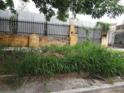 Mugre e inseguridad preocupan a vecinos de Pellegrini al 1000 que viven cerca de una obra abandonada