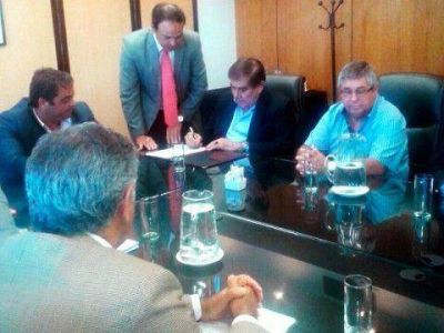 Pacto petrolero para evitar despidos por 90 d�as