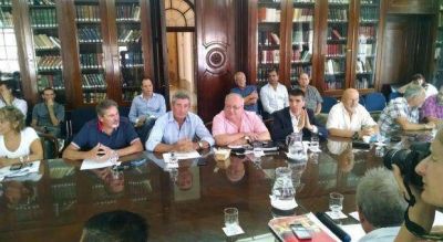 La falta de propuesta salarial enfureci� a los dirigentes de los principales gremios