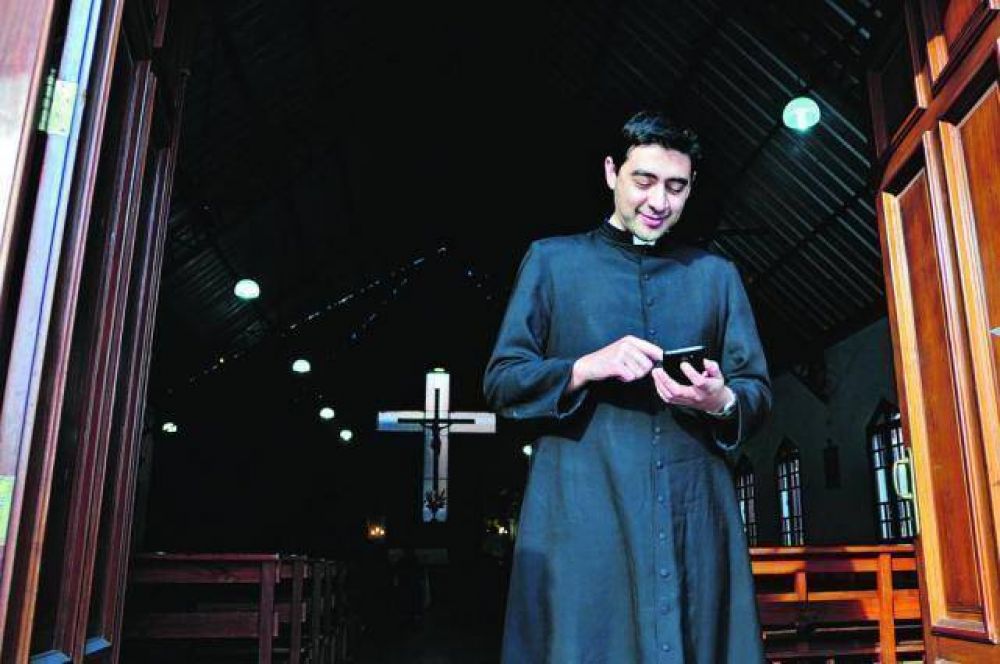 Luis Zazano, el sacerdote que evangeliza por WhatsApp