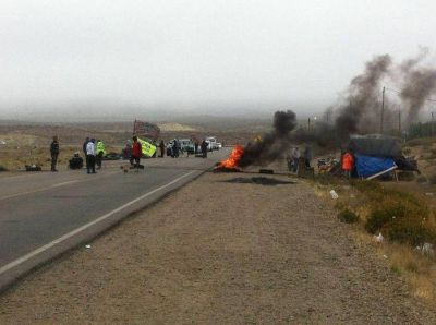 Cientos de fueguinos varados en una Santa Cruz sitiada por el reclamo de la UOCRA