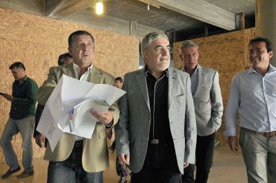 Das Neves firm� el reinicio de obras del hospital Alvear y anunci� la continuaci�n de la repotenciaci�n del acueducto