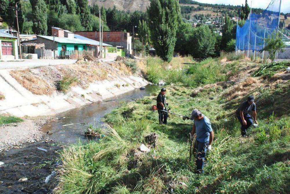 El Municipio realiza limpieza del Arroyo Esquel