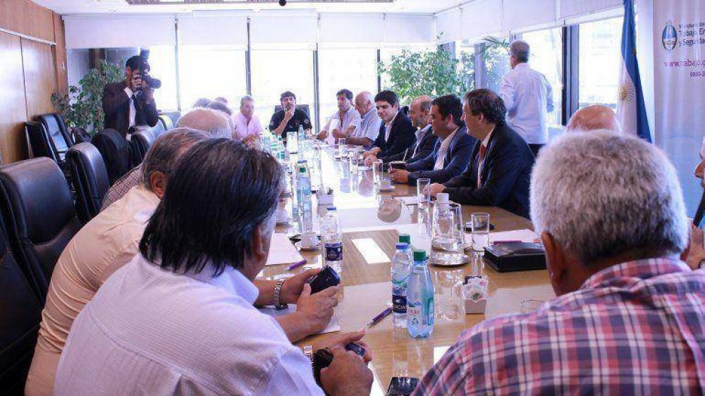 Gremios del transporte quieren participar de la discusi�n del plan econ�mico