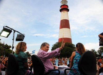 Dos mil personas escucharon y aplaudieron de pie a V�ctor Hugo Morales en el Faro de la Memoria