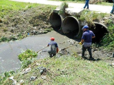 Retiran hasta colchones e inodoros de un sistema pluvial