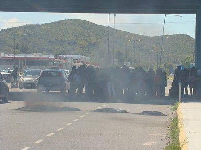 Beneficiarios de Inclusi�n Social trasladaron su protesta al Puente Derivador