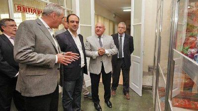 Benedetti hace promesas en nombre del Banco Naci�n