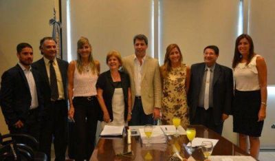 Educaci�n y Fundaci�n Banco San Juan firmaron importante convenio