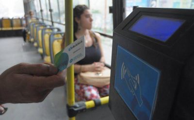 Gay confirm� que instalar�n c�maras de seguridad en los colectivos y har�n refugios