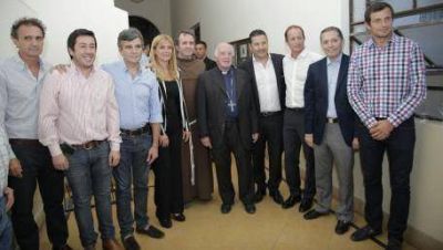 Una docena de intendentes piden unidad tras la ruptura