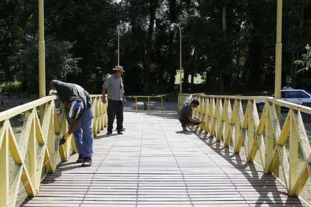 COMENZ� LA TAREA DE PUESTA EN VALOR DEL PUENTE AMARILLO DEL PARQUE MUNICIPAL