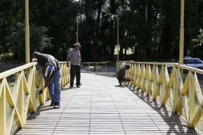 COMENZ� LA TAREA DE PUESTA EN VALOR DEL PUENTE AMARILLO DEL PARQUE MUNICIPAL