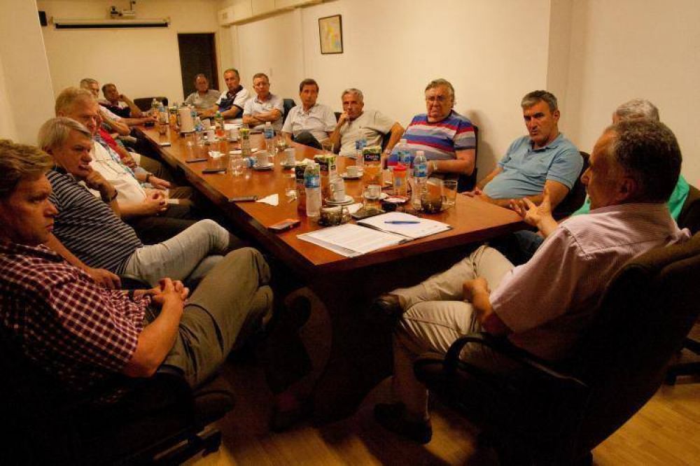 Constructoras que emplean a 3.500 rionegrinos encienden la alarma por el freno de la obra p�blica