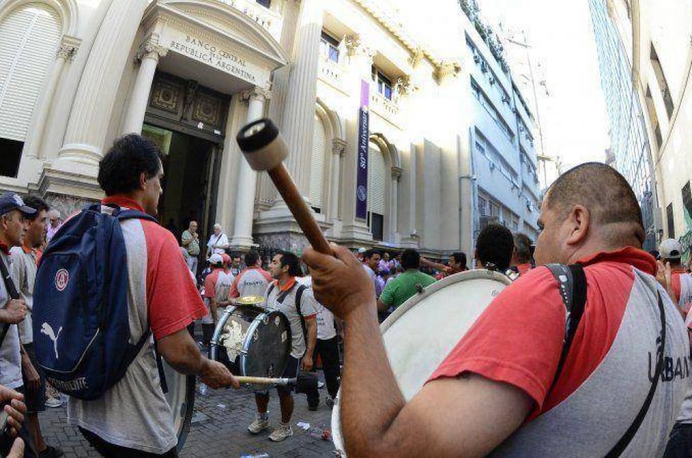 Caos en el microcentro porte�o y paro de recaudadores de caudales