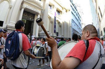 Caos en el microcentro porte�o y paro de recaudadores de caudales