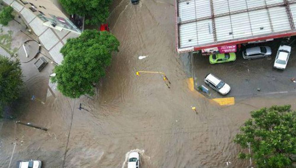Lluvias en C�rdoba: calles anegadas, evacuados y Costanera cortada