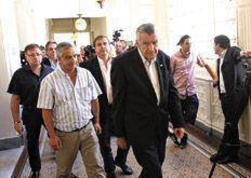 Gioja se sum� al pedido de unidad
