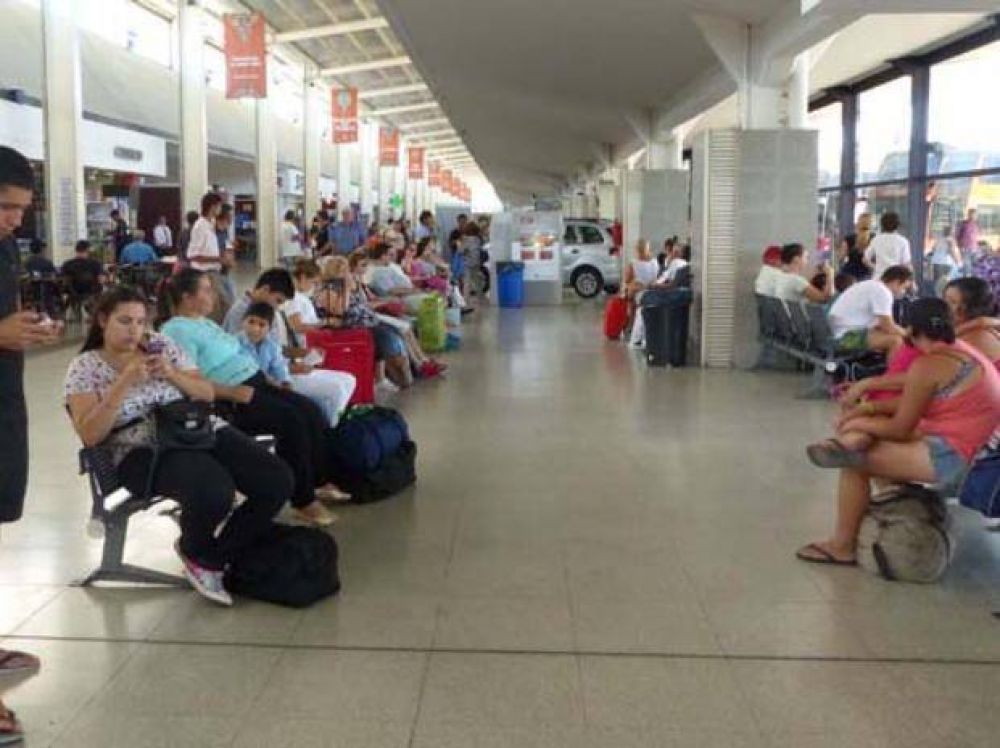 Cada vez menos rosarinos y turistas pasan por la Terminal de Omnibus