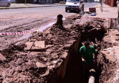 Repararon un ca�o de agua en avenida Almafuerte