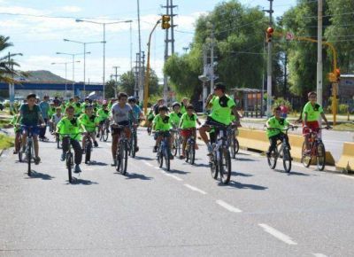 M�s de 500 chicos participaron en una bicicleteada por la ciudad capital