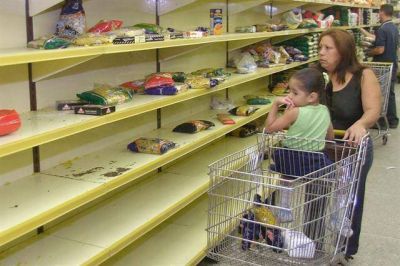 La desesperaci�n de los venezolanos por entrar a un supermercado y conseguir comida