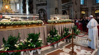 [FOTOS] El Papa venera por sorpresa el cuerpo del Padre P�o en la Bas�lica de San Pedro