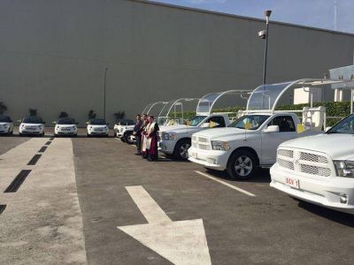 Bendicen los papam�viles que usar� el Papa Francisco en M�xico