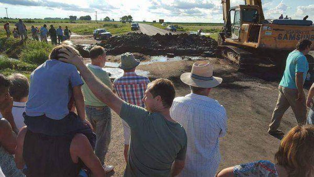 Ruta 188: despu�s del corte de los vecinos, rompieron el asfalto para que escurra el agua