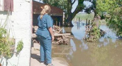 Con cautela, algunas familias evacuadas vuelven a sus casas