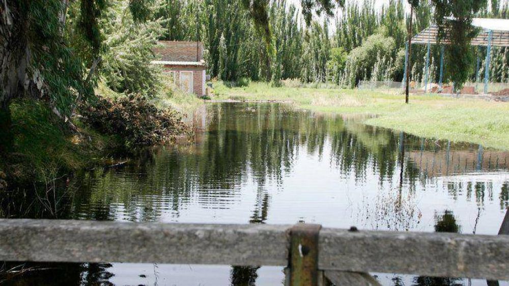Culpan a una iglesia de tapar un canal e inundar una chacra