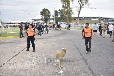 Casi un centenar de trapitos fueron detenidos en inmediaciones al Estadio