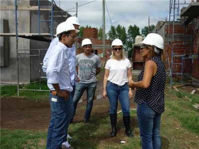 Pisano y Eberhard recorrieron el complejo del Procrear junto al diputado Mosca