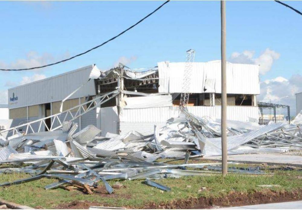 Perotti recorri la zona industrial afectada por el temporal en Rafaela
