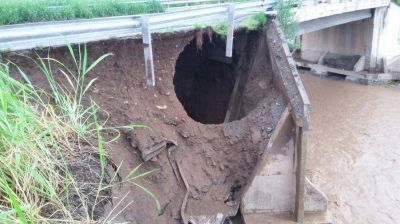 Nuevamente cedi� el puente carretero del r�o Las Ca�as