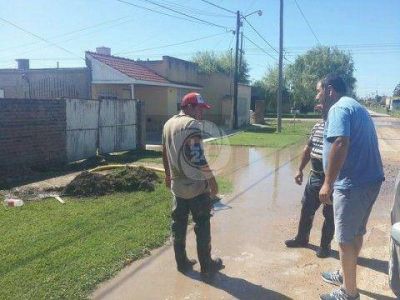 Obras Sanitarias trabaja en reparar un ca�o madre roto esta ma�ana