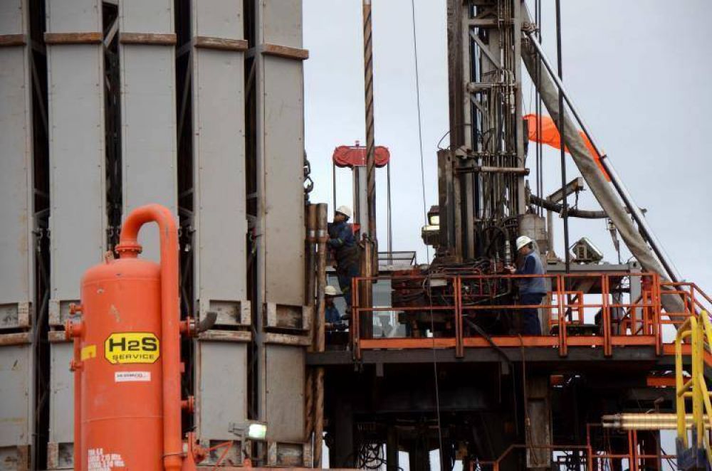 Jubilarn a mil petroleros para achicar costos