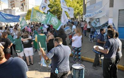 Despedidos del CDR se movilizaron y seguir�n sin atender al p�blico