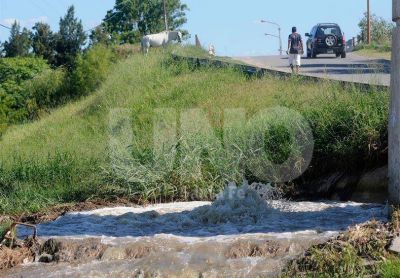 Assa espera que baje el r�o para reparar el desborde cloacal frente al Yacht Club