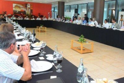  Coparticipaci�n, reforma electoral, trabajo y transporte, los ejes de la reuni�n de Rodr�guez Sa� con los intendentes comisionados