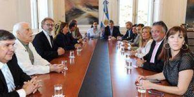 Insfr�n le hace un gui�o a Macri