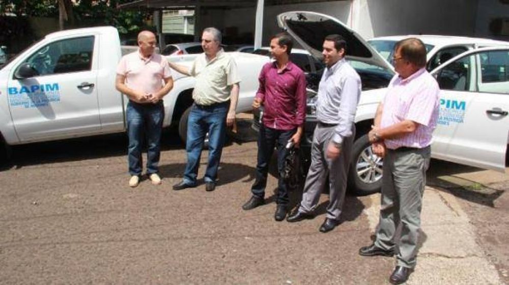 Passalacqua entreg� camionetas a los municipios de El Soberbio y Colonia Victoria