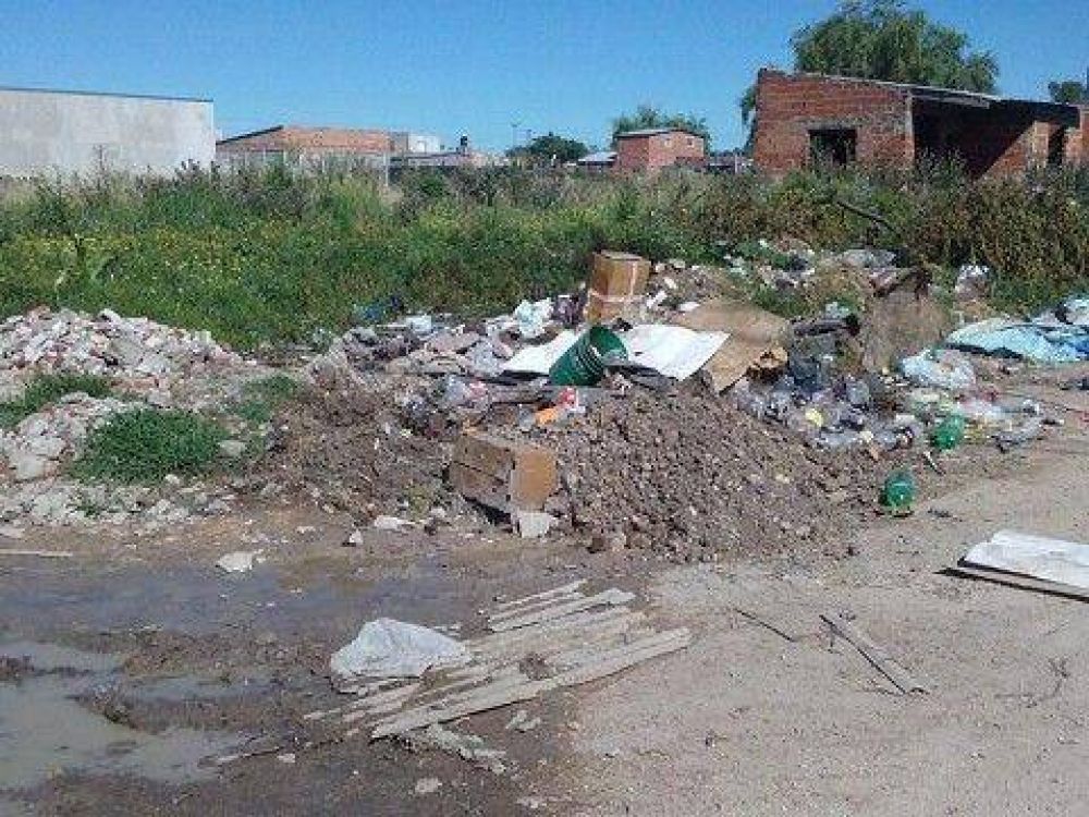Reclamo vecinal por basura en Barrio Olimpo