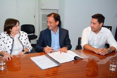 Sujarchuk y Oca�a firman convenio para transparentar la gesti�n