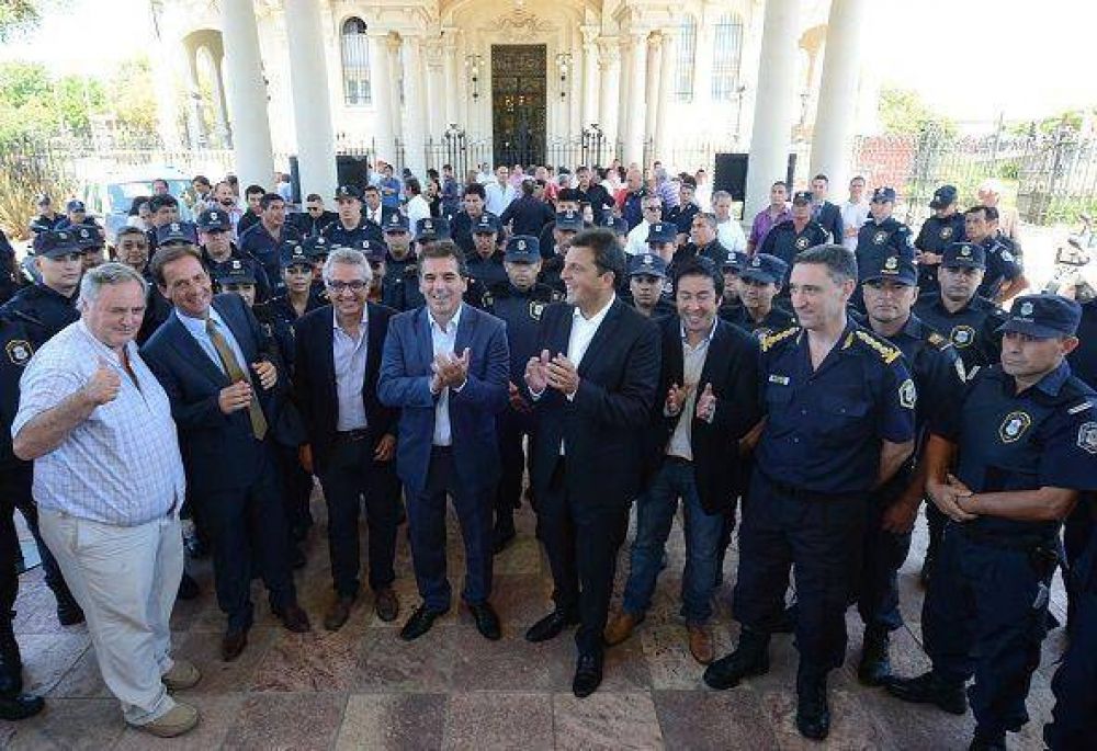 Massa, Ritondo y Zamora entregaron 600 chalecos antibalas a policas