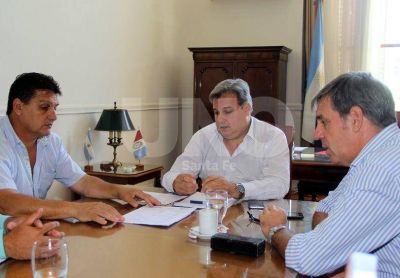 Ante la situaci�n en Sauce Viejo, Far�as y Jat�n se reunieron con Uliambre