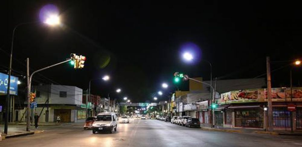 San Isidro mejora la iluminaci�n en Av. Avelino Rol�n 