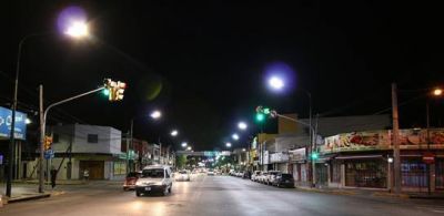 San Isidro mejora la iluminaci�n en Av. Avelino Rol�n 